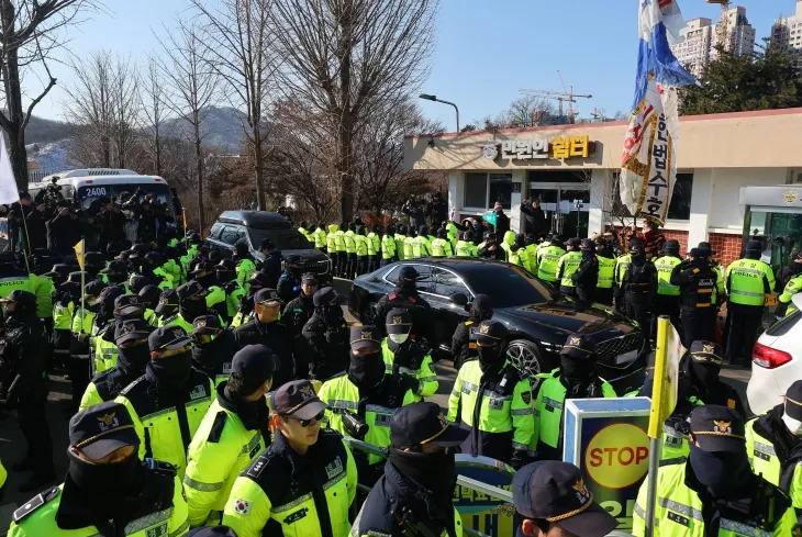 국민의힘 권영세 비대위원장과 권성동 원내대표 등 지도부가 탄 차량이 3일 윤석열 대통령을 면회하기 위해 경기 의왕시 서울구치소로 향하고 있다. 2025.2.3 연합뉴스