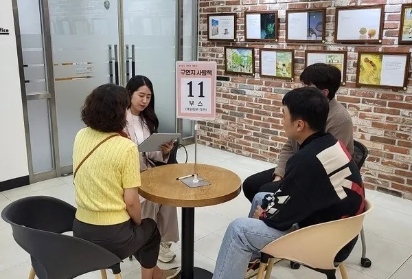 광명시 사람책인 구연지 이모티콘 작가가 이모티콘 제작 관련 경험과 지식을 독자들에게 전달하고 있다.(광명시 제공)