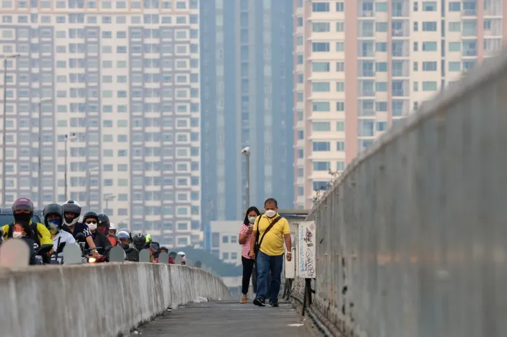 태국 방콕에서 대기 오염 속 마스크를 쓴 사람들이 다리 위를 걷고 있다. 2025.2.3 로이터 연합뉴스