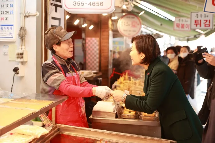 오영주(오른쪽) 중소벤처기업부 장관이 지난달 23일 서울 은평구 연서시장에서 설 성수품 물가 동향 및 상인들의 민생현안을 점검하고 있다. 중소벤처기업부 제공