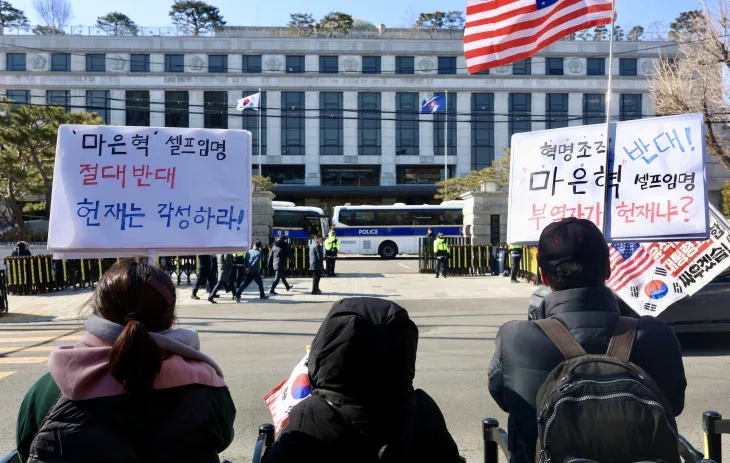 헌법재판소가 최상목 대통령 권한대행 부총리 겸 기획재정부 장관이 마은혁 재판관 후보자를 임명하지 않는 것이 위헌인지를 가리는 심판의 선고를 연기한 3일 오후 서울 종로구 헌법재판소 앞에서 윤석열 대통령 지지자들이 손피켓을 들고 집회를 하고 있다. 뉴시스