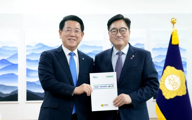 김영록 전남지사가 3일 국회에서 우원식 국회의장을 만나 전남 주요 현안 해결을 위한 국회 차원의 협조를 요청하고 있다.