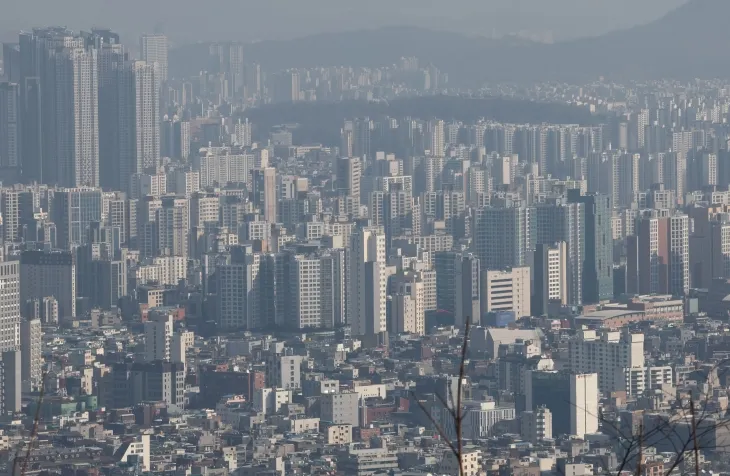 지난 2일 서울 남산에서 바라본 시내 아파트 단지와 빌라 모습.  연합뉴스