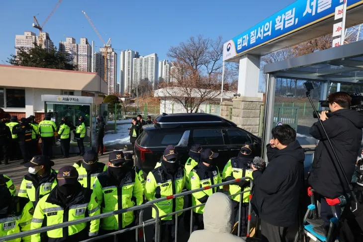 국민의힘 권영세 비대위원장과 권성동 원내대표 등 지도부가 탄 차량이 3일 윤석열 대통령을 면회하기 위해 경기도 의왕시 서울구치소로 들어가고 있다. 2025.2.3 연합뉴스