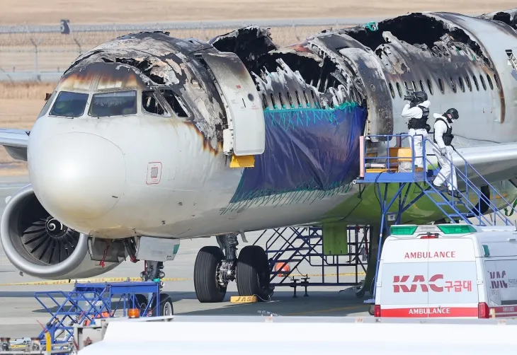 지난 3일 오전 부산 강서구 김해국제공항 에어부산 화재현장에서 국토부 항공철도사고조사위원회와 프랑스 항공사고조사위원회, 경찰, 소방 등이 합동감식을 진행하고 있다. 연합뉴스