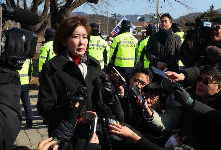 나경원 국민의힘 의원이 3일 경기 의왕시 서울구치소에서 윤석열 대통령 면회를 마친 뒤 취재진의 질문에 답하고 있다. 2025.2.3 연합뉴스