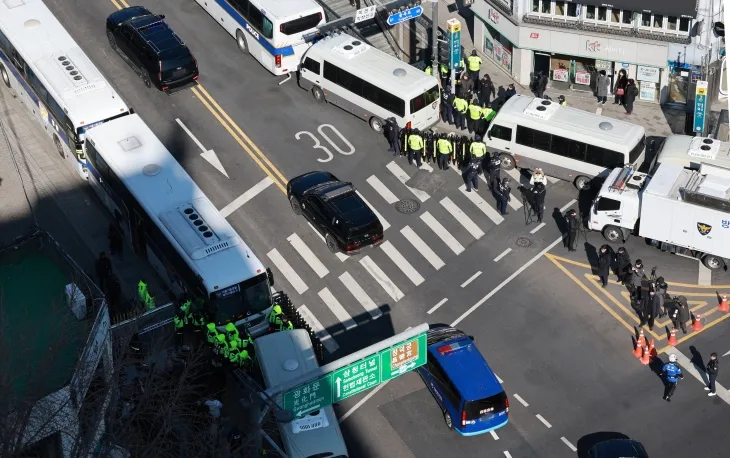 헌법재판소 향하는 윤 대통령 호송차량