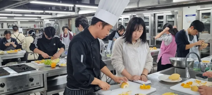 경기공유학교 학점인정형, 신안산대 서양조리 프로그램 현장 사진(경기도교육청 제공)