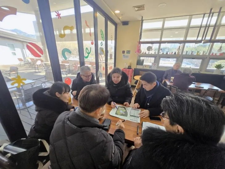 이은림 의원(둘째 줄 가운데)이 서울창포원을 방문해 재정비 사업 추진 현황을 점검하고, 개선 방안을 논의하고 있다.