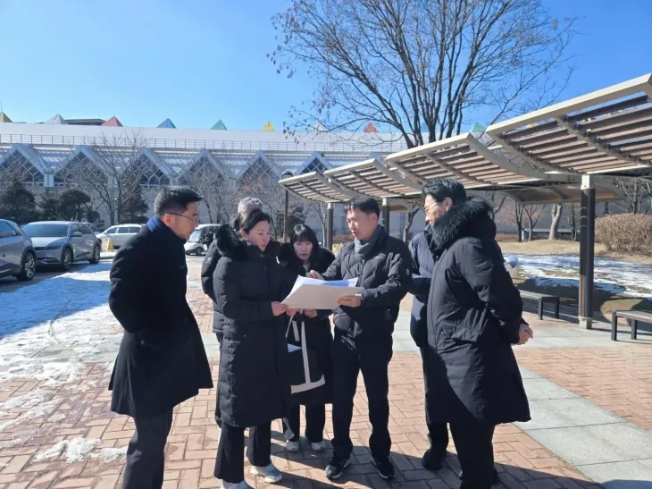 이은림 의원(첫째 줄 왼쪽에서 두 번째)이 서울창포원 재정비 사업 현장을 둘러보며 개선 방안을 논의하고 있다.