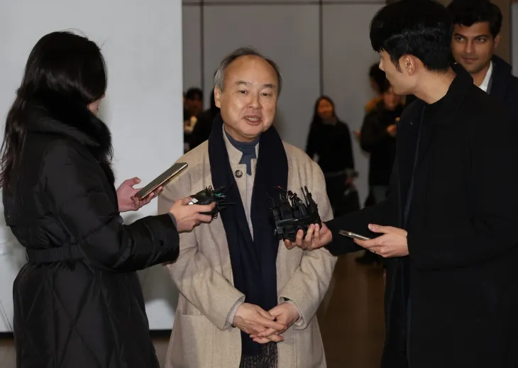 손정의 소프트뱅크그룹 회장이 4일 오후 삼성 서초사옥을 나서면서 취재진 질문에 답하고 있다. 이날 이재용 삼성전자 회장은 샘 올트먼 오픈AI 최고경영자(CEO), 손 회장과 함께 만나 AI 관련 3자 회동을 했다. 연합뉴스