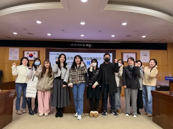 순천시 소셜미디어기자단과 쇼츠크리에이터들이 위촉장을 받은 후 화이팅을 외치고 있다.