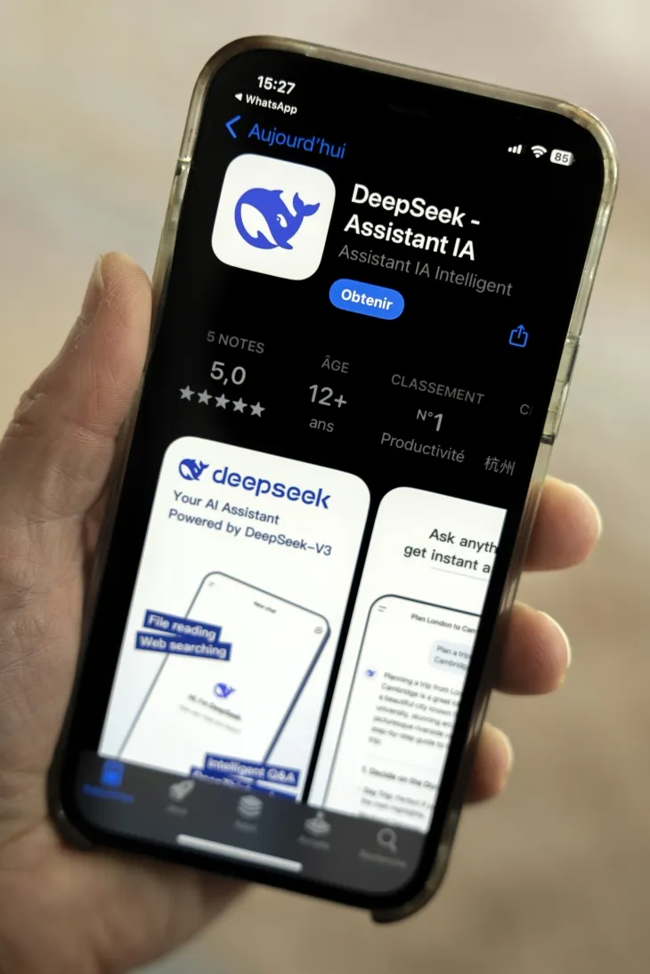 지난 28일(현지시간) 스위스 제네바에서 한 휴대폰 사용자가 중국 인공지능(AI) 스타트업 ‘딥시크’의 애플리케이션 다운로드 화면을 띄워 놓고 있다. 딥시크 앱은 최근 애플 앱스토어 무료 앱 다운로드 순위에서 챗GPT를 2위로 밀어내고 1위에 올랐다. 제네바 EPA 연합뉴스