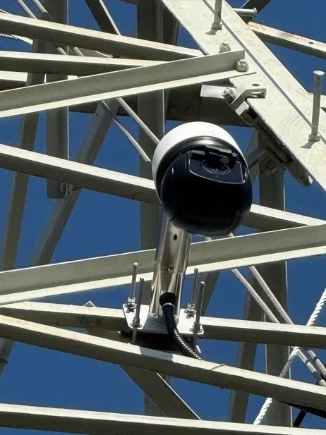 한전 송전철탑에 설치된 산불감시 상황관찰기(CCTV) 모습. 구로구 제공