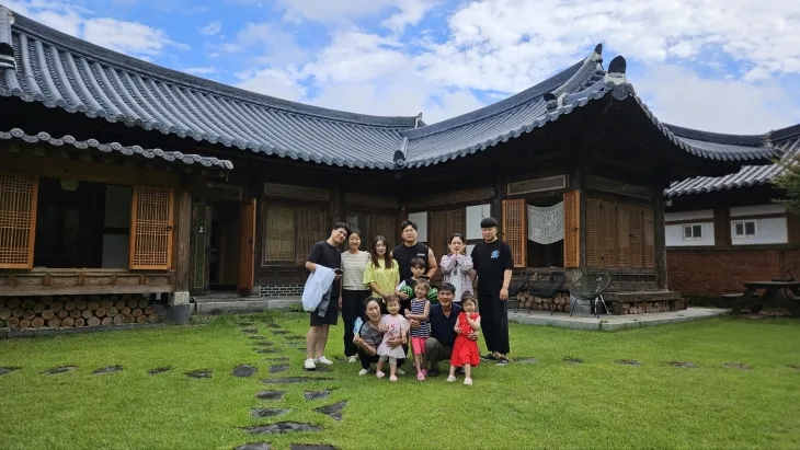 사진은 지난해 반값여행으로 강진군을 찾은 일가족 모습