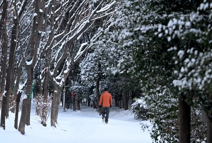 5일 오전 광주 남구 한 공원에서 시민이 눈 쌓인 산책로를 걷고있다. 뉴시스