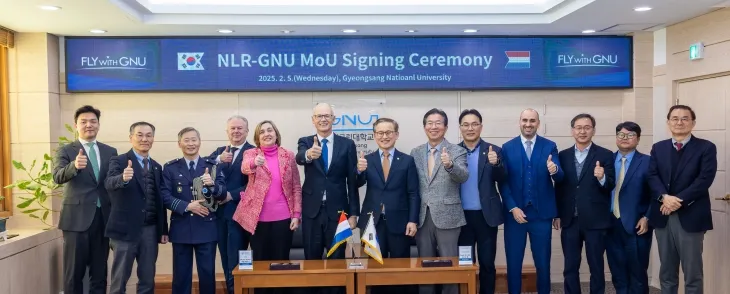 경상국립대학교와 네덜란드 왕립항공우주연구원이 5일 오후 2시 가좌캠퍼스 대학본부 3층 접견실에서 상호 협력을 위한 양해각서를 체결하고 기념사진을 찍고 있다. 2025.2.5. 경상국립대 제공