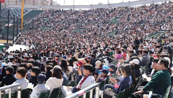 사직구장 가득 메운 관중들