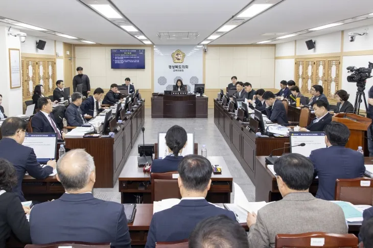 지난 4일 열린 제352회 임시회 교육위원회. 경북도의회 제공