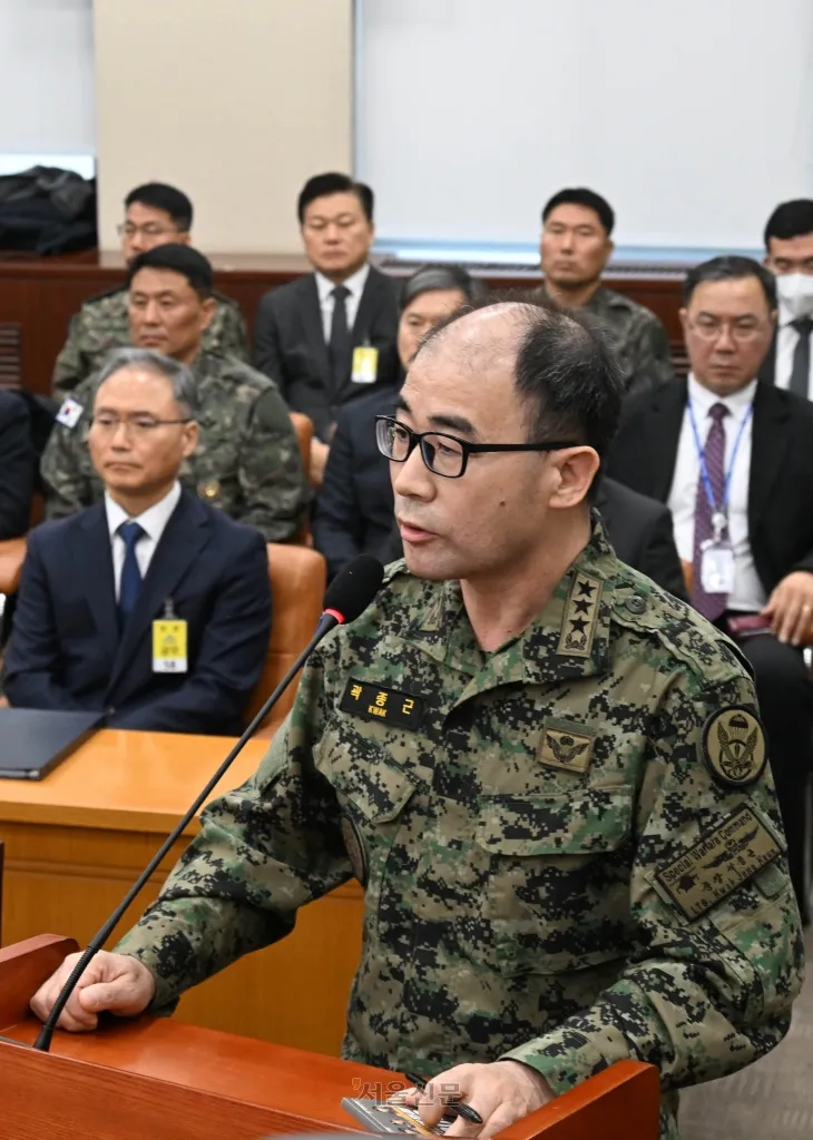 곽종근 전 특수전사령관이 4일 국회에서 열린 ‘윤석열 정부의 비상계엄 선포를 통한 내란 혐의 진상규명 국정조사 특별위원회’ 청문회에 출석해 의원 질의에 답하고 있다. 2025.2.4 홍윤기 기자