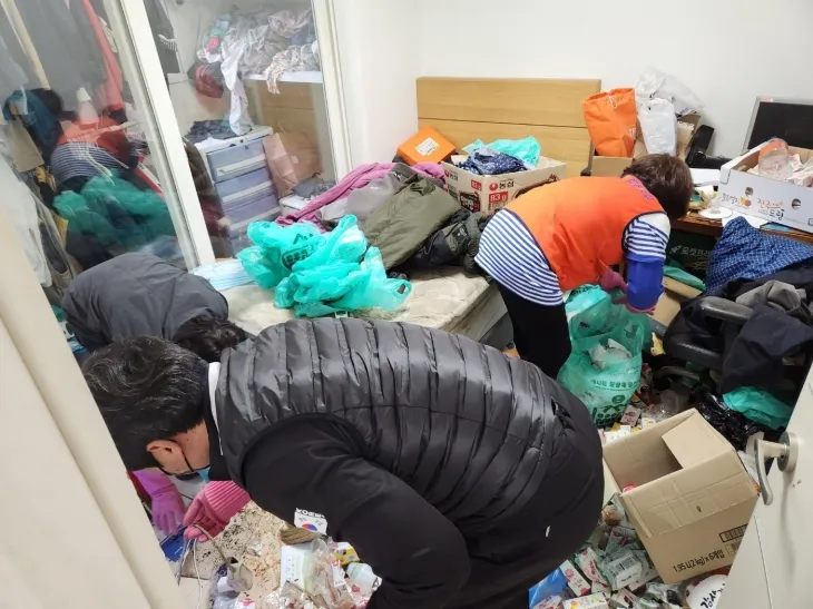 ‘광주다움 통합돌봄’ 지원에 나선 자활 근로자들이 돌봄 신청자의 집을 찾아 대청소를 하고 있다.  광주시 제공