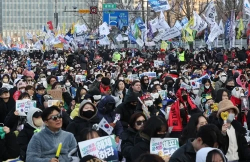 윤석열 즉각 퇴진·사회대개혁 비상행동이 지난 1일 오후 서울 종로구 광화문 인근 도로에서 연 9차 범시민 총궐기대회에서 참가자들이 손팻말을 들고 있다.  연합뉴스