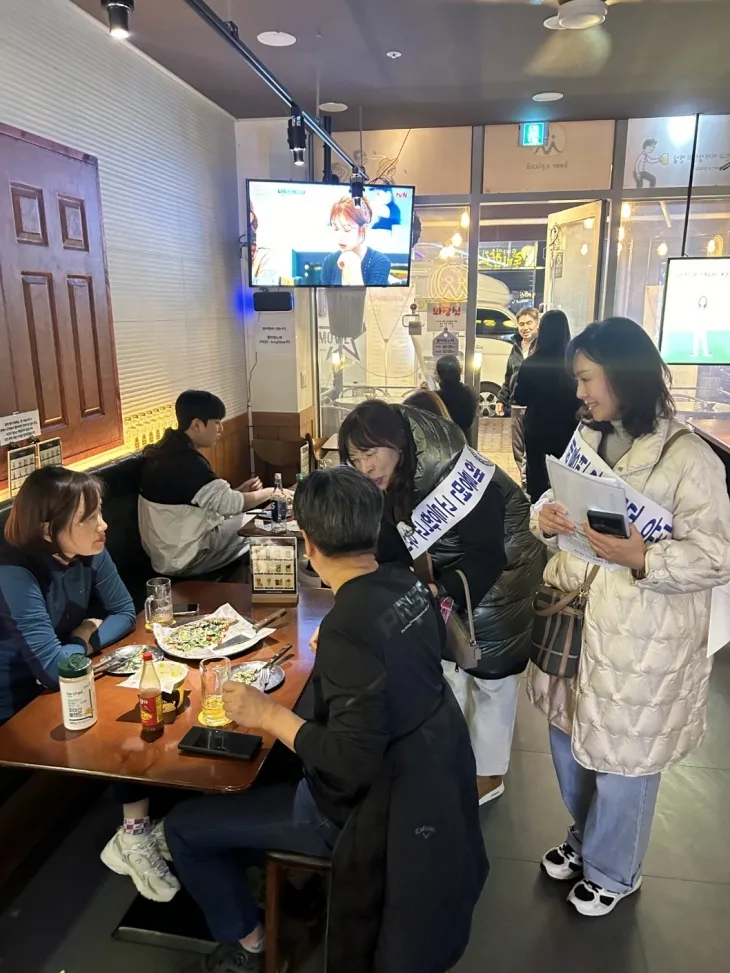 순천시 해룡면 고등학교 유치 추진협의회 회원들이 학교 설립 촉구 서명을 받고 있다.