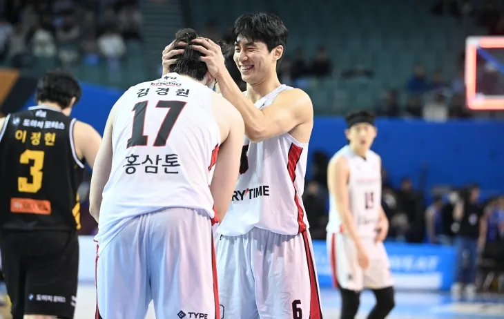 안양 정관장 박지훈이 지난달 26일 서울 잠실실내체육관에서 열린 2024~25 프로농구 정규시즌 서울 삼성과의 원정 경기에서 승리한 뒤 김경원과 기뻐하고 있다. KBL 제공