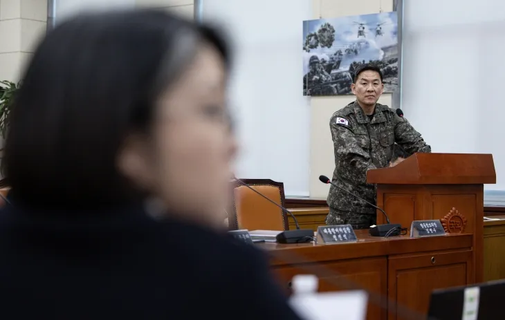 이진우 전 수도방위사령부 사령관이 6일 오전 서울 여의도 국회에서 열린 윤석열 정부의 비상계엄 선포를 통한 내란 혐의 진상규명 국정조사특별위원회 제3차 청문회에서 용혜인 기본소득당 의원의 질의를 듣고 있다. 2025.2.6/뉴스1