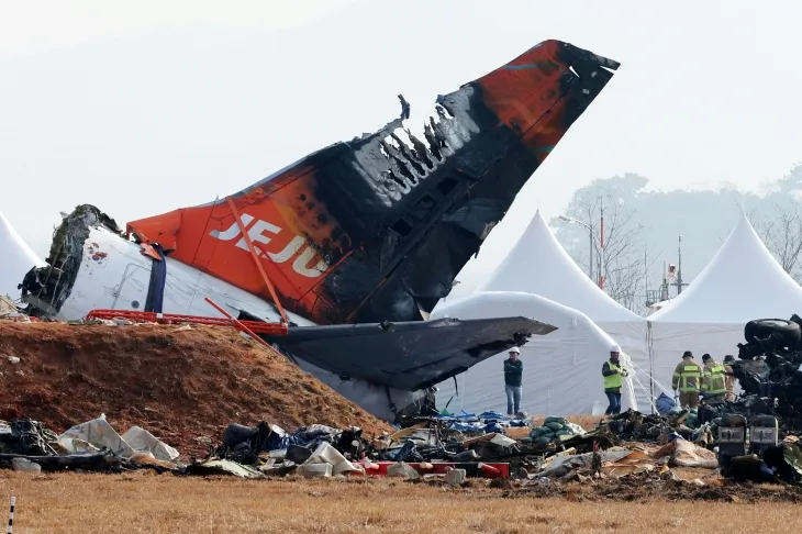 전남 무안국제공항 사고 현장에서 수습 당국 관계자들이 수색 작업을 하고 있다. 연합뉴스