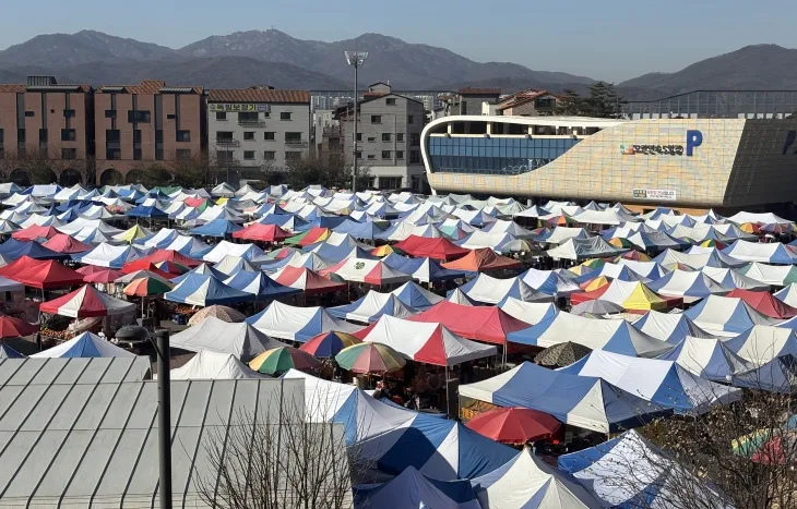 전국 최대 규모를 자랑하는 성남 모란민속오일장.모란민속오일장은 13개 구역으로 나뉠 만큼 규모가 크다.