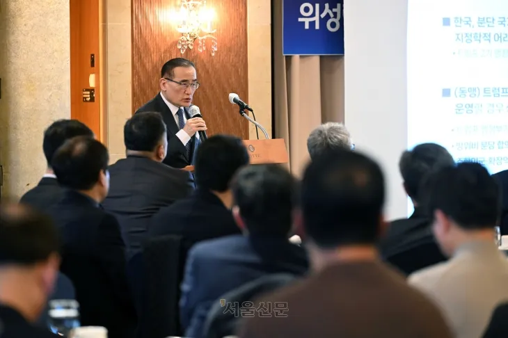 위성락 더불어민주당 의원이 6일 서울 중구 소공동 롯데호텔에서 열린 제64회 서울신문 광화문라운지에서 ‘불확실성 증가 현실과 향후 한국 외교의 방향’을 주제로 강연하고 있다. 도준석 전문기자