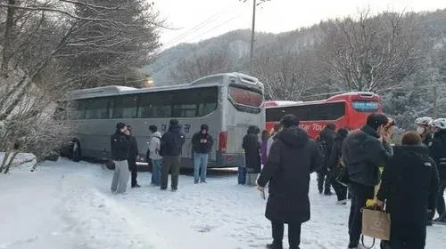 강원 홍천 눈길 버스 사고. 강원도소방본부 제공