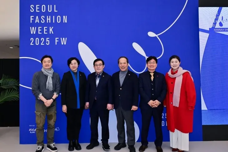 구미경 의원(오른쪽에서 첫 번째)이 행사에 참석해 기획경제위원회 의원들과 기념촬영을 하고 있다.