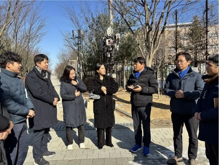 하남시의회 정병용 부의장(사진 오른쪽 세 번째)이 오지훈 도의원, 오승철 시의원과 함께 2월 6일 미사강변중·고교 앞 보행환경개선 관련 현장을 방문해 학부모, 시청경찰 관계들과 논의를 하고 있다. 정병용 부의장 제공