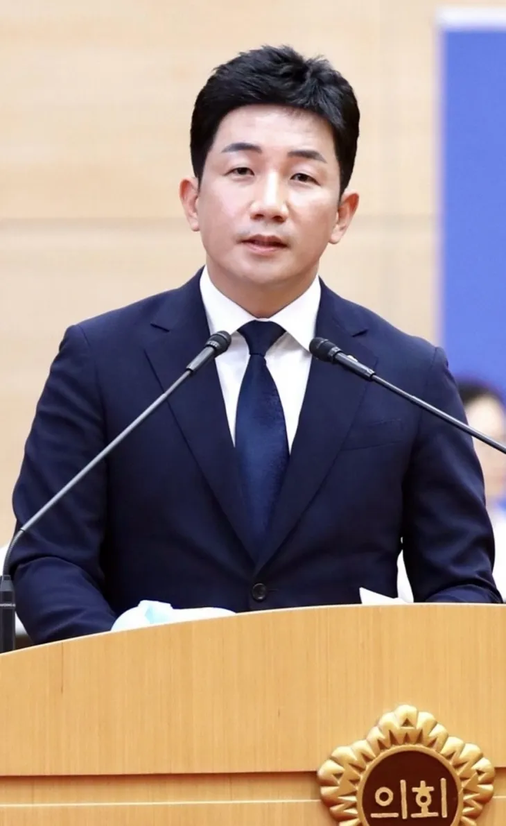 김진남(더불어민주당·순천5) 전남도의회 교육위원이 교육기관 행사 시 남발되는 1회용 현수막 재활용 방안을 강구해 눈길을 끌고 있다.