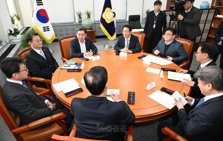 4일 국회에서 열린 국회 정부 국정협의체 실무협의에서 참석자들이 기념촬영을 하고 있다. 사진 왼쪽부터 이해식 더불어민주당 당대표 비서실장, 진성준 정책위의장, 방기선 국무조정실장, 조오섭 국회의장 비서실장, 김상훈 국민의힘 정책위의장, 강명구 비상대책위원장 비서실장, 김범석 기획재정부 1차관, 곽현 국회의장 정무수석. 홍윤기 기자