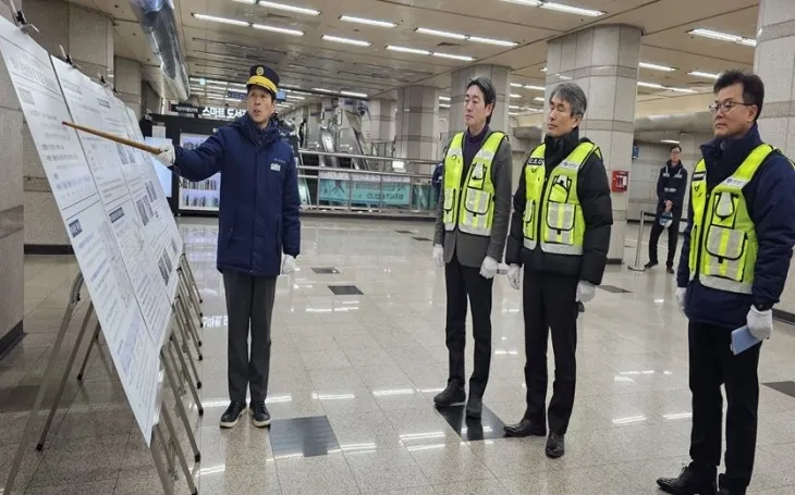 지난 6일 서울교통공사 백호 사장과 함께 가산디지털단지역을 방문한 김성준 의원