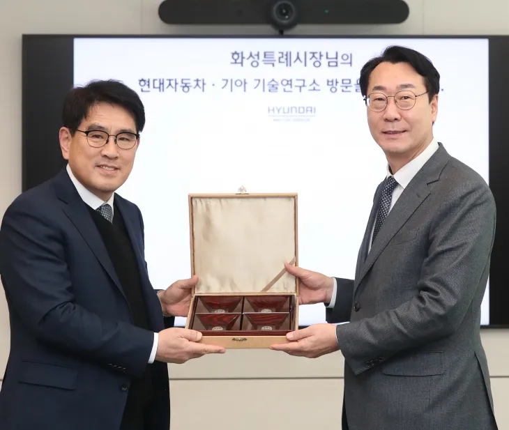 정명근 화성특례시장(오른쪽) 7일 양희원 현대자동차 R&amp;D 본부장으로부터 ‘기업하기 좋은 도시 조성’에 대한 감사패를 받았다. (화성시 제공)