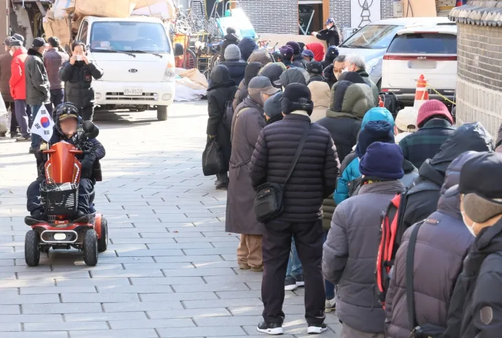 어르신들이 점심을 먹으려고 3일 서울 종로구 탑골공원 원각사 노인무료급식소 앞에 줄지어 서 있다.  연합뉴스