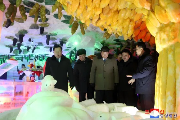 북한, 김정일 생일 맞아 삼지연서 얼음조각축전