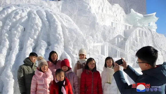 북한, 김정일 생일 맞아 삼지연서 얼음조각축전