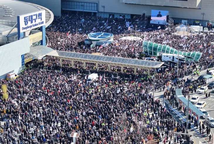 8일 오후 대구 동구 동대구역 광장에서 개신교 단체 세이브코리아가 국가비상기도회를 열고 윤석열 대통령 탄핵 반대와 석방을 촉구하고 있다. 2025.2.8. 연합뉴스