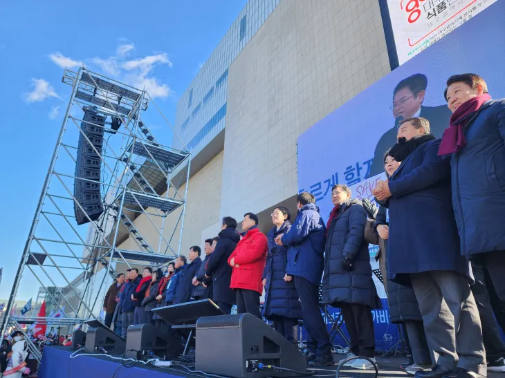 8일 오후 대구 동구 동대구역 광장에서 개신교 단체 세이브코리아가 개최한 국가비상기도회에 이철우 경북도지사를 비롯한 대구경북(TK) 지역 정치인들이 무대에 올라 인사를 하고 있다. 2025. 2. 8. 대구 민경석 기자