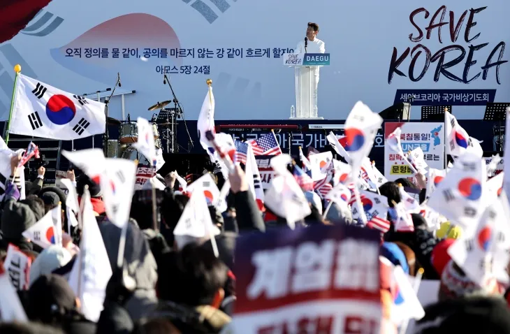 한국사 강사 전한길씨가 8일 대구 동구 동대구역 광장에서 열린 세이브코리아 국가비상기도회 ‘윤석열 대통령 탄핵 반대 집회’에서 발언을 하고 있다. 2025.2.8 뉴시스