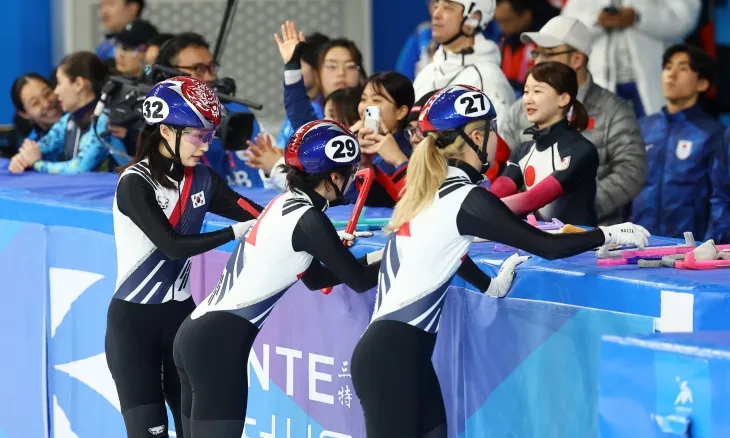 한국 쇼트트랙 국가대표팀 선수들이  9일(한국시간) 중국 하얼빈 헤이룽장 빙상훈련센터에서 열린 2025 하얼빈 동계아시안게임 쇼트트랙 여자 3000m 계주 결선에서 4위에 오른 뒤 아쉬워하고 있다. 하얼빈 연합뉴스