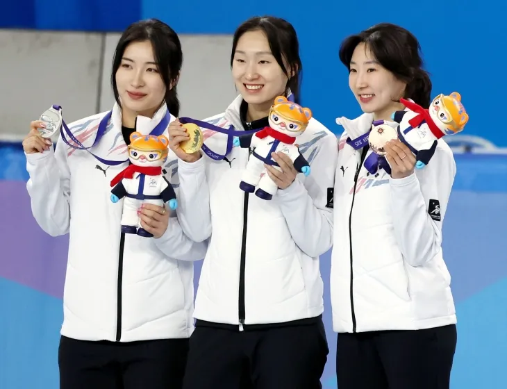 한국 쇼트트랙 국가대표 최민정과 김길리, 이소연이 8일 중국 하얼빈 헤이룽장 빙상훈련센터에서 열린 2025 하얼빈 동계아시안게임 쇼트트랙 여자 500m 시상식에서 각각 금, 은, 동메달을 따낸 뒤 기뻐하고 있다. 하얼빈 뉴시스