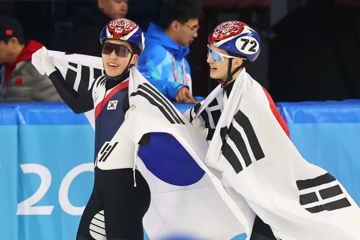 한국 쇼트트랙 국가대표 장성우(오른쪽)와 박지원이 9일 중국 하얼빈 헤이룽장 빙상훈련센터에서 열린 2025 하얼빈 동계아시안게임 남자 1000m 1위, 2위를 차지한 뒤 태극기를 두른 채 기뻐하고 있다. 하얼빈 연합뉴스