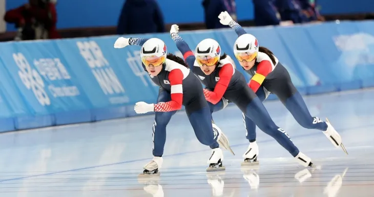 한국 스피드스케이팅 국가대표 김민지, 김민선, 이나현이 9일 중국 하얼빈 헤이룽장 빙상훈련센터 스피드스케이팅 오벌에서 열린 2025 하얼빈 동계아시안게임 여자 팀 스프린트에서 질주하고 있다. 하얼빈 연합뉴스