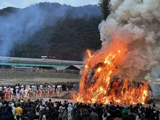 지난해 경북 청도군 청도천 일원에서 열린 정월대보름 달집태우기 행사 장면.  청도군 제공